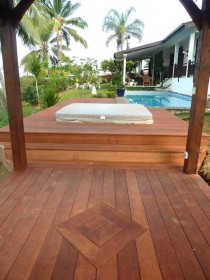 Terrasse en IPE (bois exotique) autour d’un jacuzzi